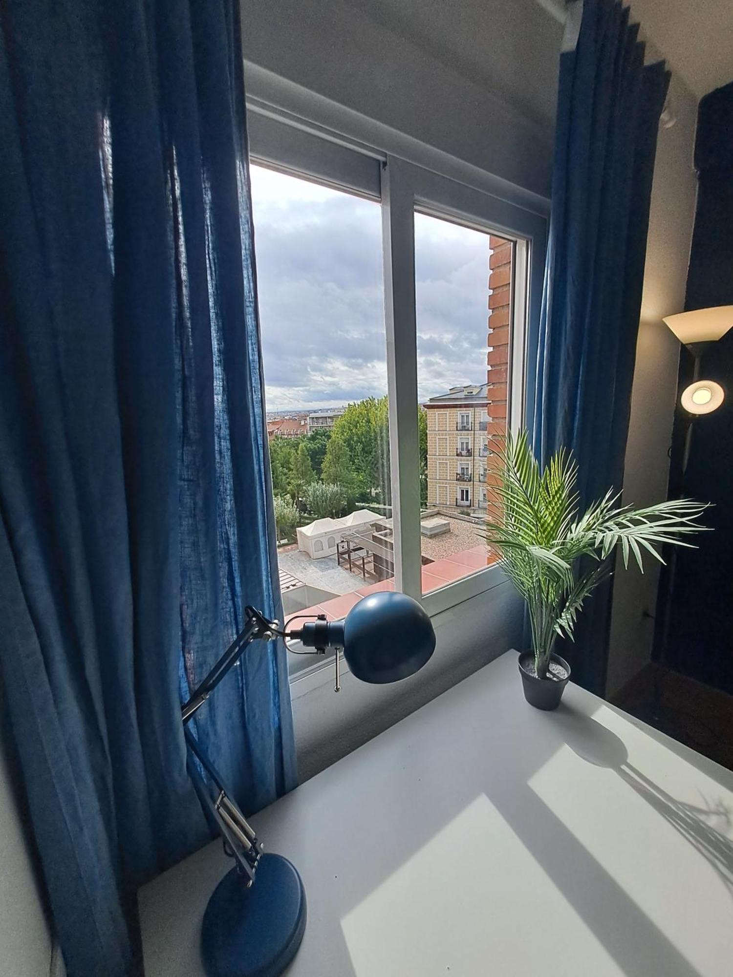 Room In Apartment - Private Room For Rent In Calle De San Bernabe - Madrid — Fotos 2